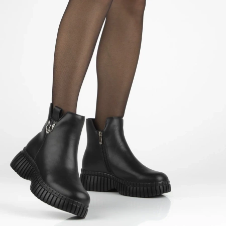 Czarne skórzane botki damskie WILD