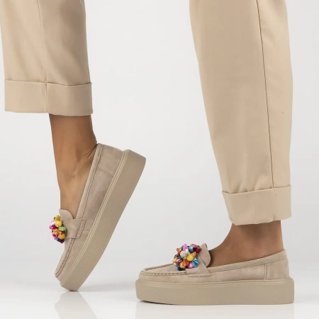 Beżowe mokasyny damskie CARLA